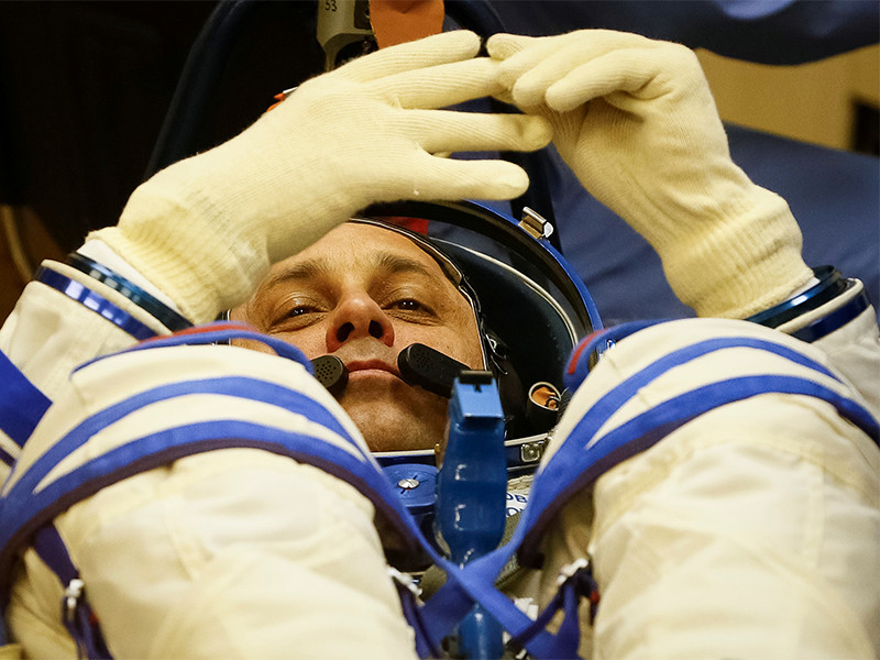 Российские космонавты из-за трудностей при ремонте МКС пробыли в открытом космосе лишние полтора часа и стали рекордсменами
