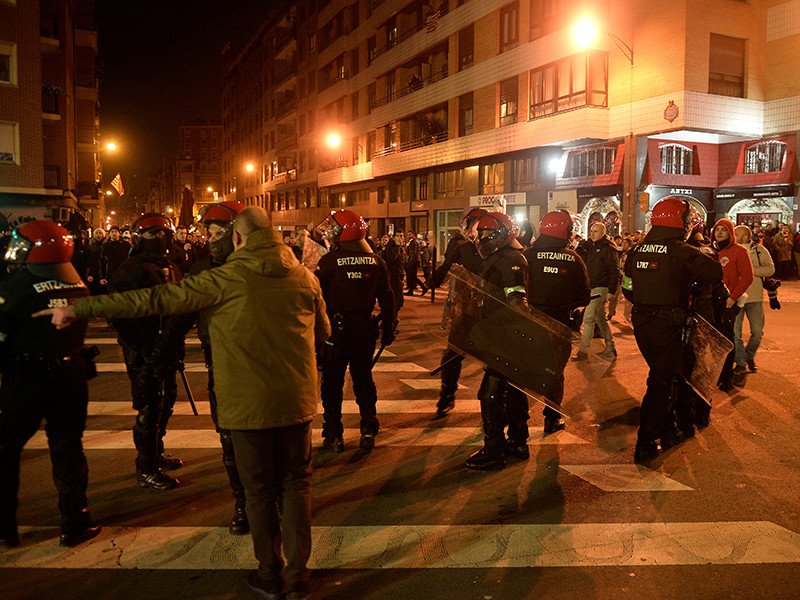 В результате потасовки фанатов в Бильбао перед матчем местного "Атлетика" с московским "Спартаком" скончался один полицейский.