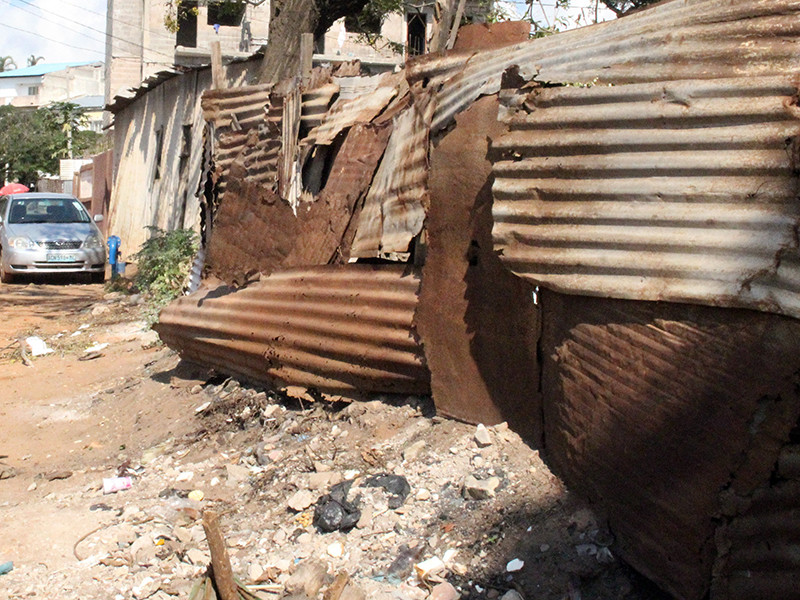 В столице Мозамбика городе Мапуту по меньшей мере 17 человек погибли в результате обрушения 15-метровой кучи мусора на нелегальные жилые постройки, стихийно возникшие неподалеку от свалки