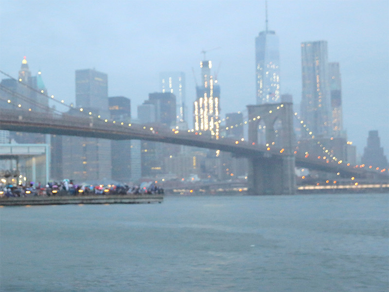 Вертолет рухнул в судоходный пролив между Манхэттеном и Бруклином (ВИДЕО)
