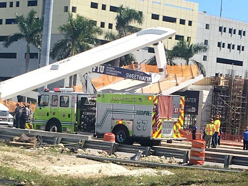 В Майами спустя пять дней после открытия обрушился пешеходный мост: есть жертвы