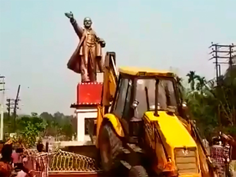 В индийском штате Трипура снесли памятник Ленину, "поиграв в футбол его головой"
