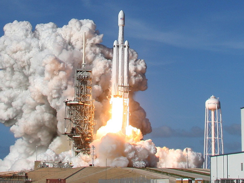 Сценарист и режиссер Джонатан Нолан снял клип о взлете Falcon Heavy