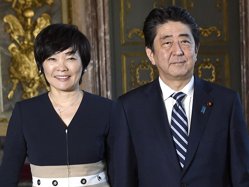 Министерство финансов Японии признало факт фальсификации документов, касающихся сомнительной сделки по продаже государственного земельного участка местной компании Moritomo Gakuen, к которой якобы были косвенно причастны премьер-министр страны Синзо Абэ и его супруга Акиэ Абэ