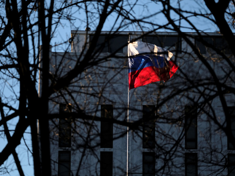 Американские власти приняли решение о высылке из США 60 российских дипломатов и закрытии консульства РФ