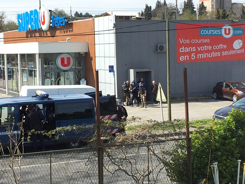 Во Франции полицейские застрелили преступника, взявшего заложников в супермаркете