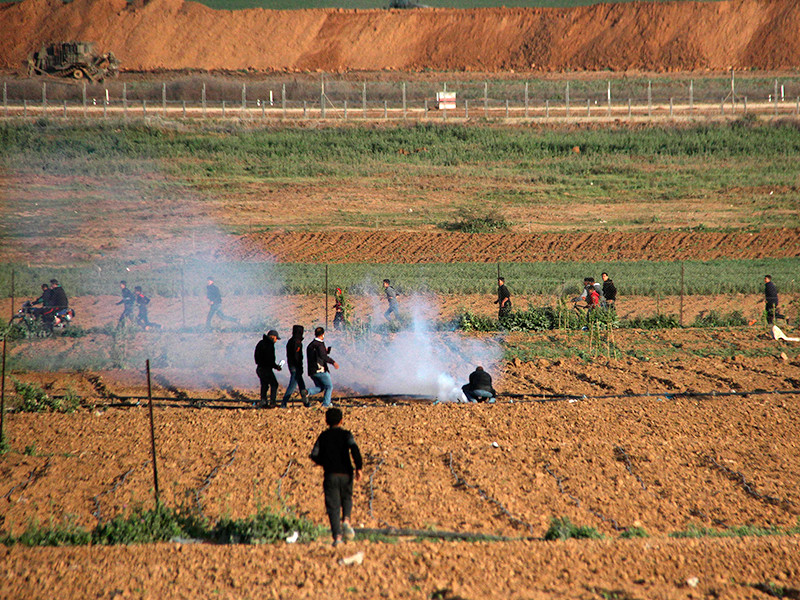 В секторе Газа сообщили о смерти 13 палестинцев во время столкновений на границе с армией Израиля


