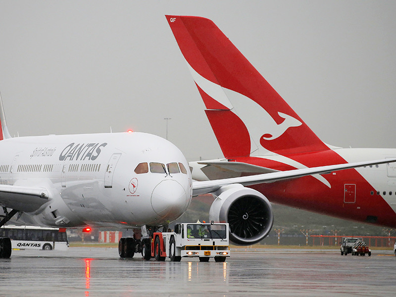 Самолет авиакомпании Qantas осуществляет первый беспосадочный перелет из Перта в Лондон. Полет продлится около 17 часов, лайнер должен приземлиться в столице Великобритании рано утром в воскресенье