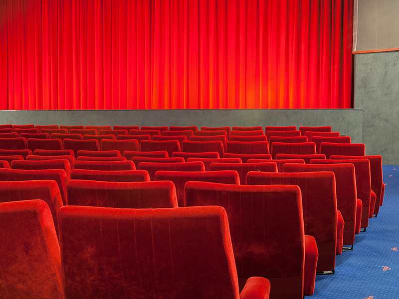 В Англии посетитель кинотеатра, застрявший под креслом в поисках мобильного, скончался от сердечного приступа