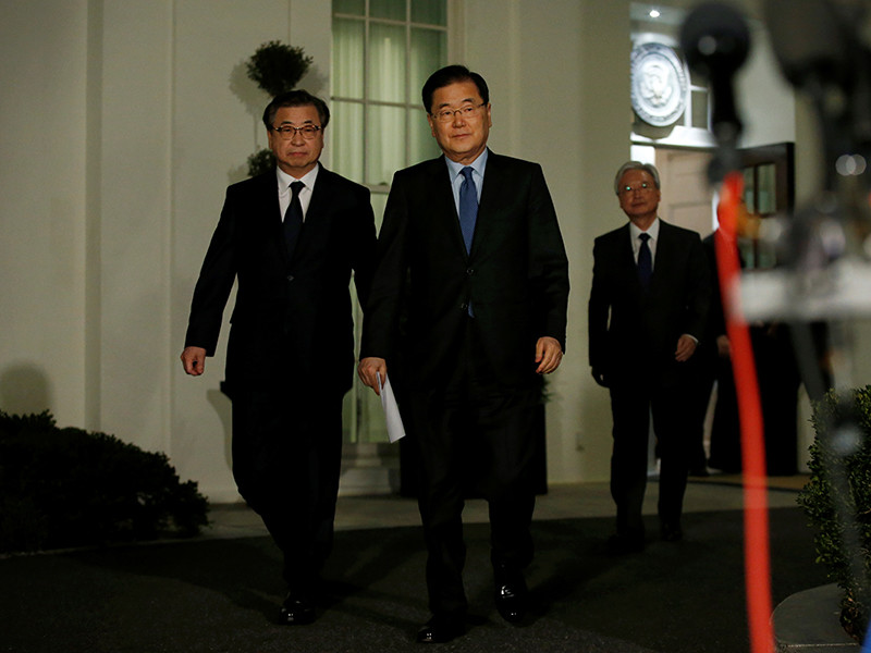 Официальный советник по нацбезопасности Южной Кореи Чон Ый Ён объявил о том, что президент США принял приглашение северокорейского лидера двусторонние переговоры.
