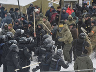 Нардеп Егор Соболев, один из организаторов акции, заявил "Украинской правде", что полицейские задержали "всех" в лагере и ищут оружие. По его оценке, задержали до сотни человек