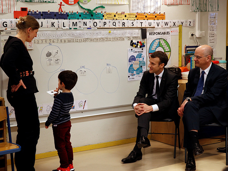 Президент Франции Эмманюэль Макрон, выступая на встрече в Париже по вопросам национального школьного образования, объявил о том, что начиная с сентября 2019 года, французские дети начнут в обязательном порядке ходить в школу с трех лет