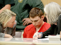 В США 19-летнему Николасу Крузу, устроившему стрельбу в школе американского города Паркленд (штат Флорида), предъявили обвинения в 17 убийствах и 17 покушениях на жизнь