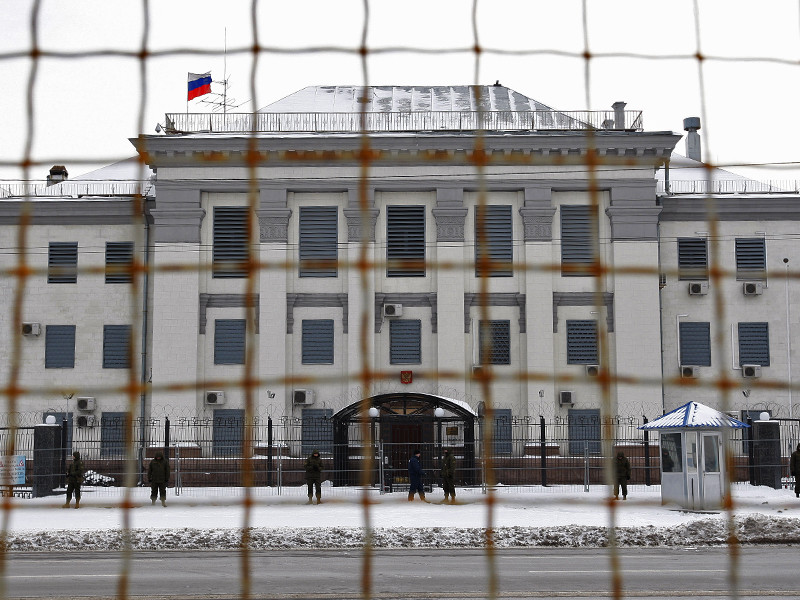13 российских дипломатов, которые по решению президента Украины Петра Порошенко были объявлены персонами нон грата, покинули территорию страны
