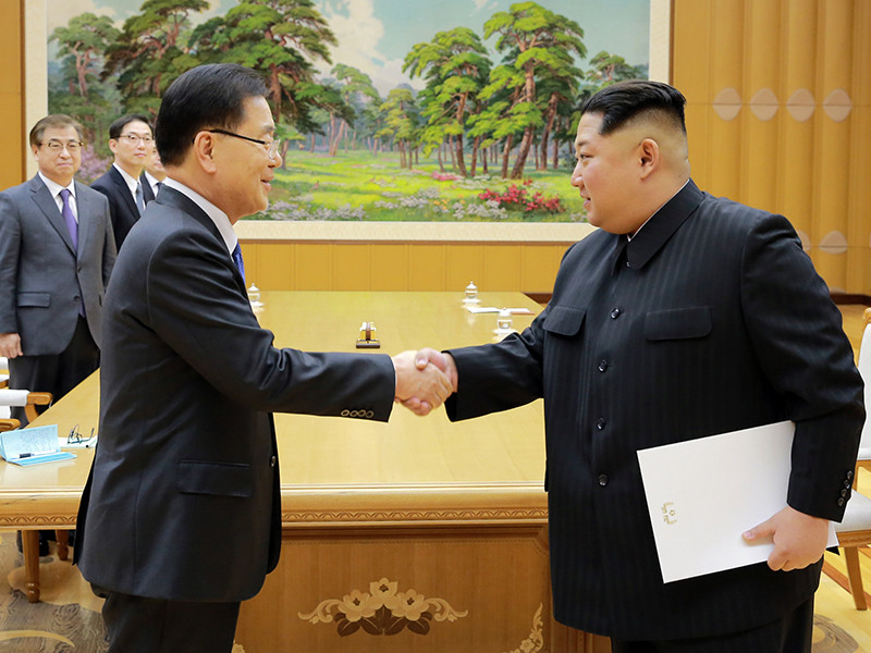 Власти КНДР во время визита в Пхеньян южнокорейской делегации подтвердили приверженность денуклеаризации, а лидер Северной Кореи Ким Чен Ын выразил готовность обсудить этот вопрос с США