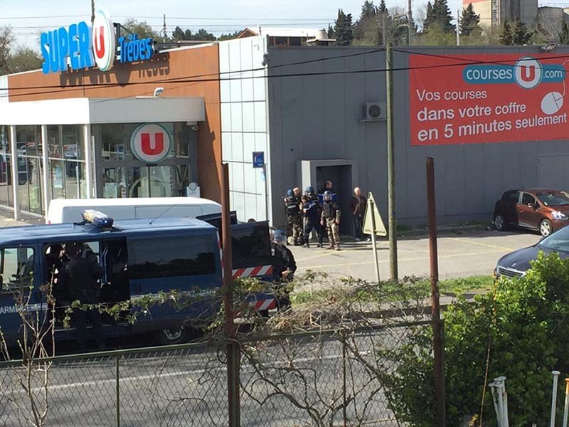 В населенном пункте Треб на юго-западе Франции мужчина взял в заложники людей в супермаркете
