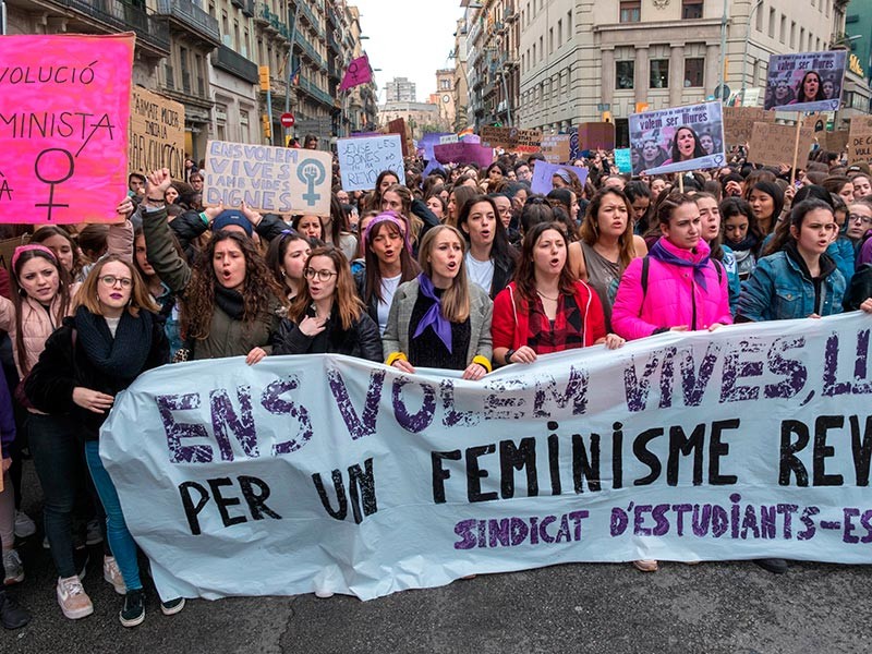 В Испании 8 марта проходит всеобщая феминистическая забастовка с требованием реального равноправия женщин и мужчин в стране. В этой 24-часовой акции, приуроченной к Международному женскому дню, принимают участие 5,3 миллиона человек

