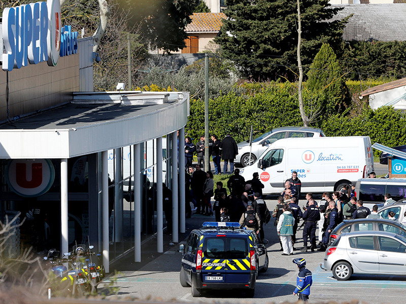Полицейский, который в пятницу обменял себя на заложника при теракте в супермаркете во Франции, скончался от полученных ранений в больнице