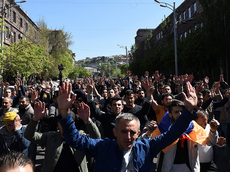 Лидер армянского оппозиционного движения, депутат парламента Армении Никол Пашинян объявил о начале в стране ненасильственной "бархатной" революции