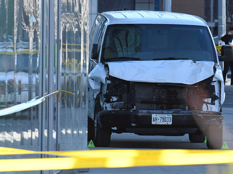 25-летнему Алексу Минассяну, который накануне, находясь за рулем фургона, въехал в толпу пешеходов в Торонто, предъявлены обвинения в 10 убийствах и 13 покушениях на убийство