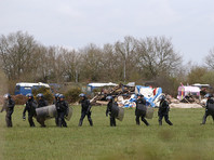 Во Франции полиция слезоточивым газом разгоняет стихийное поселение на месте будущего аэропорта