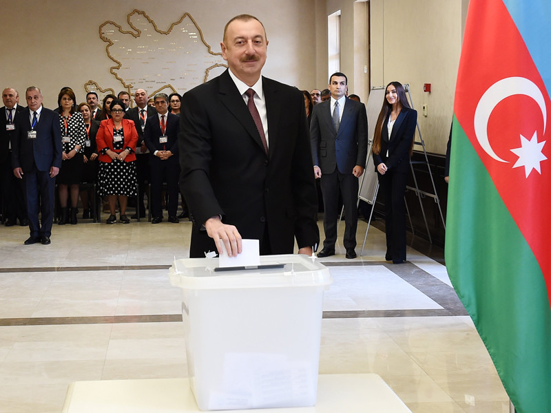 Действующий президент Азербайджана, кандидат от правящей партии "Ени Азербайджан" ("Новый Азербайджан", ПЕА) Ильхам Алиев побеждает на внеочередных выборах главы государства. По данным французского института социсследований Opinion Way, он набирает более 86% голосов
