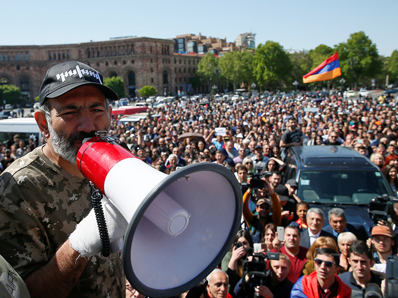 Сторонники лидера армянской оппозиции Никола Пашиняна решили возобновить акции протеста против действующей власти. В среду, 25 апреля, они проводят митинг в центре Еревана, передает ТАСС. Накануне Пашинян призвал к проведению акции гражданского неповиновения