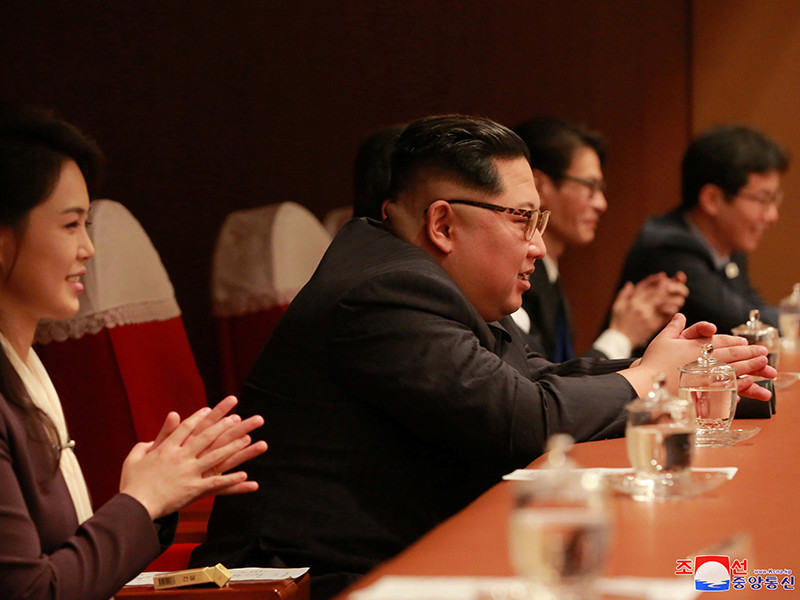 Лидер КНДР Ким Чен Ын вместе с супругой Ли Соль Чжу в воскресенье, 1 апреля, побывал на концерте артистов из Южной Кореи в Пхеньяне