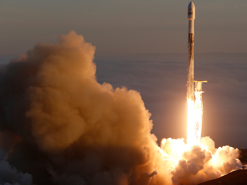 Ракета-носитель Falcon 9 с космическим кораблем Dragon стартовала с базы ВВС США на мысе Канаверал (штат Флорида).