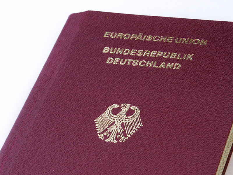 Германия будет лишать джихадистов немецких паспортов. Об этом, как сообщает издание Der Westen, заявил парламентский статс-секретарь Министерства внутренних дел страны Штефан Майер