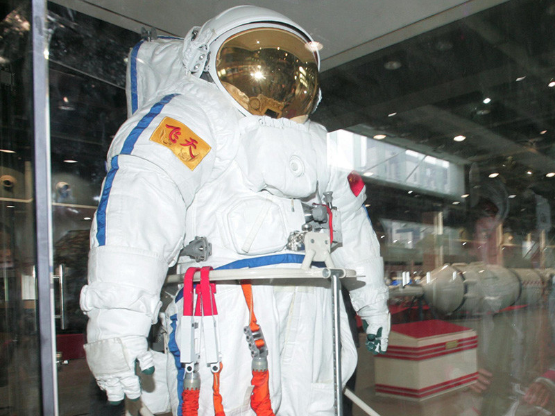 Китай официально приступил к отбору и подготовке третьего поколения космонавтов (тайкунавтов), которым предстоит работать на создаваемой сейчас КНР космической станции. Об этом объявил 23 апреля руководитель Программы пилотируемых полетов КНР, первый китайский космонавт Ян Ливэй