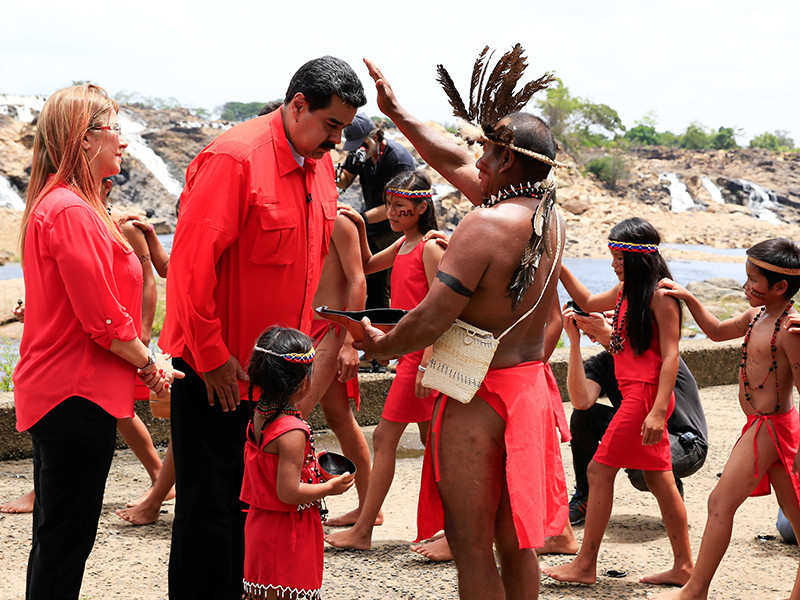 Президент Венесуэлы Мадуро начал предвыборную кампанию с шаманского обряда 
