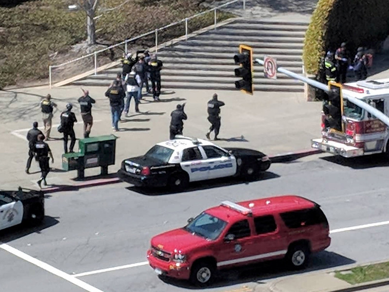 Несколько сотрудников YouTube утром во вторник, 3 апреля, сообщили в соцсетях о стрельбе, раздавшейся на территории штаб-квартиры компании в Калифорнии