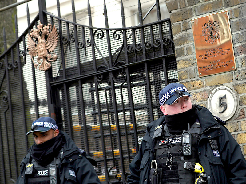 Посольство РФ в Британии заподозрило Лондон в передаче данных об отравлении Скрипалей ученому Углеву

