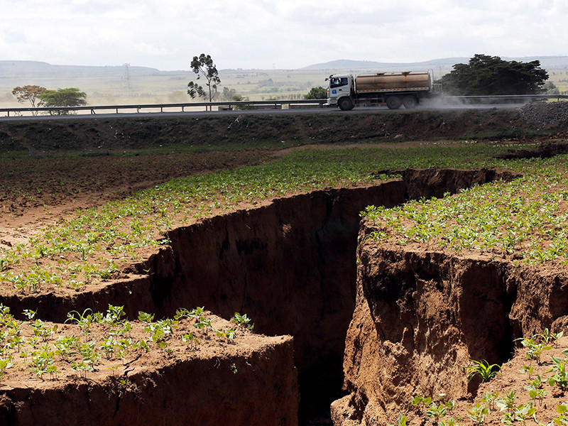 В Кении в земле появилась гигантская трещина. Колоритный разлом заставил журналистов писать о том, что он раскалывает Африку надвое