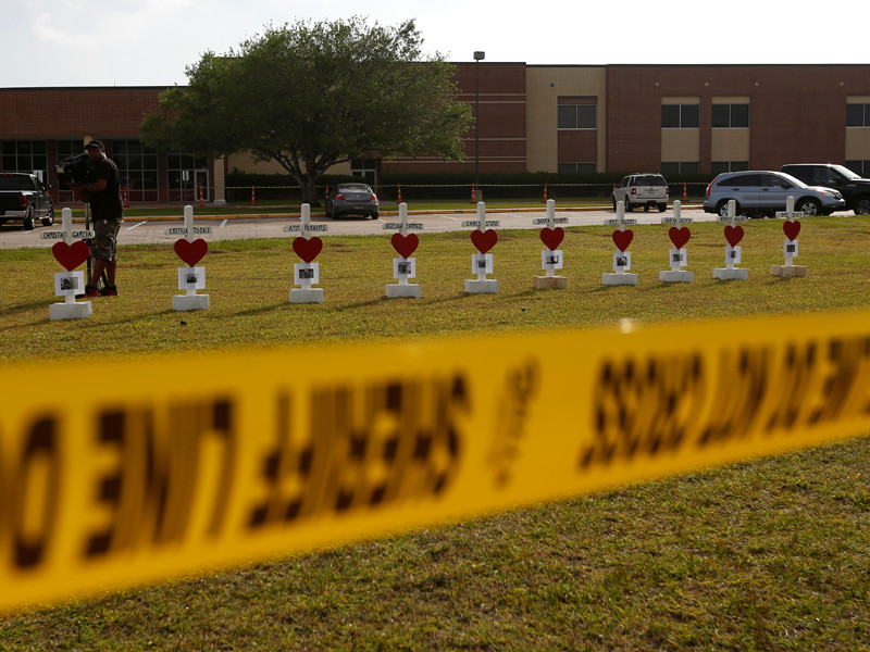 В США один из последних резонансных инцидентов произошел 17 мая. Тогда в школе в Санта-Фе (штат Техас) 17-летний учащийся Димитриос Пагуртис застрелил девять учеников и преподавателя