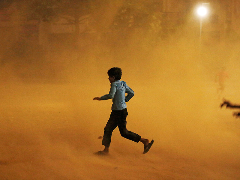 Десятки человек стали жертвами третьей за месяц пыльной бури в Индии (ВИДЕО)
