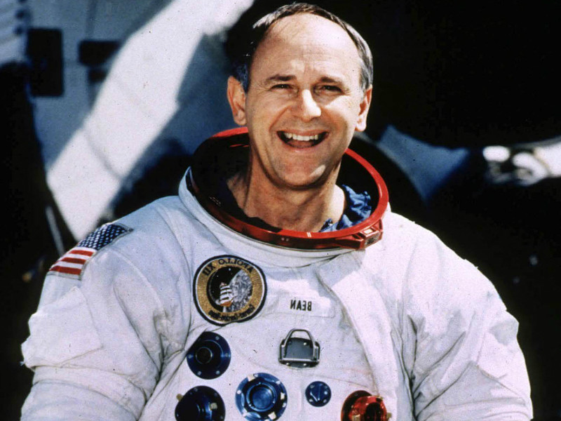 Ходивший по Луне астронавт Алан Бин скончался в больнице Хьюстона
