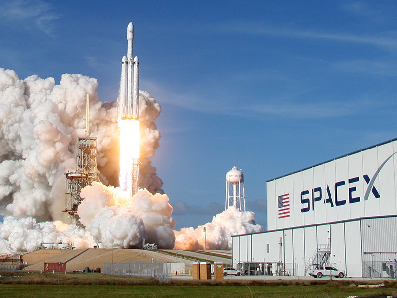 SpaceX впервые запустила ракету, которая будет использоваться для пилотируемых полетов

