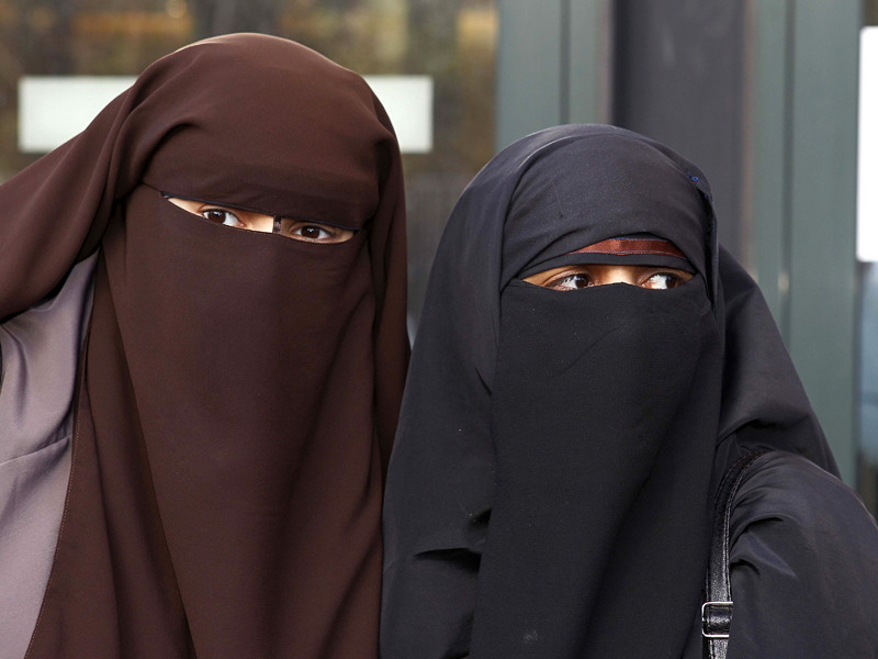 Парламент Дании запретил носить бурку и никаб в общественных местах