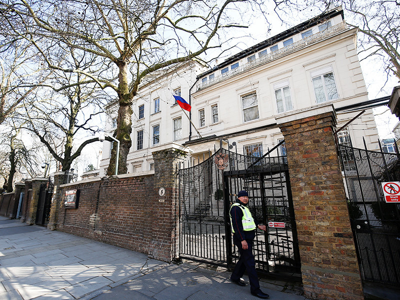 Посольство РФ в Великобритании раскритиковало заявление главы МИД королевства Бориса Джонсона, который ранее заявил о желании "навалиться на близких людей" президента Владимира Путина.