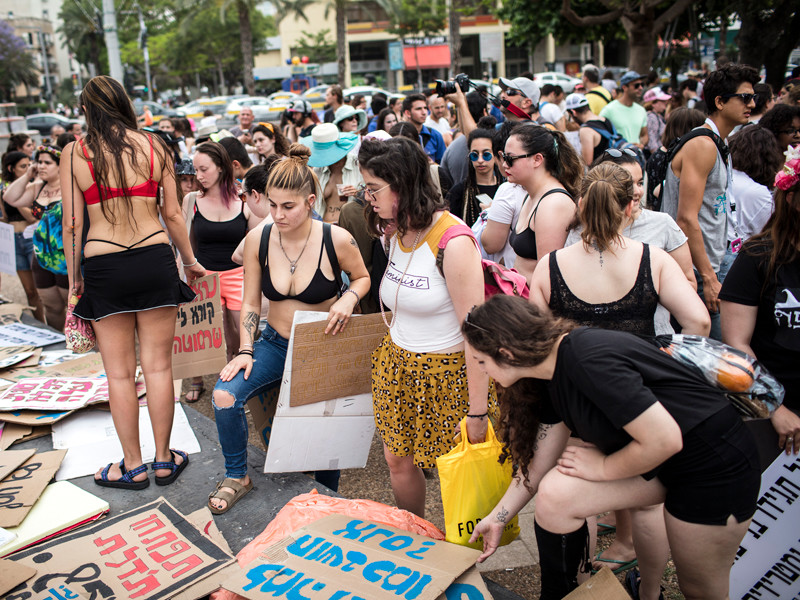 В Тель-Авиве прошел ежегодный "Марш шлюх" за права женщин носить любую одежду, не подвергаясь домогательствам