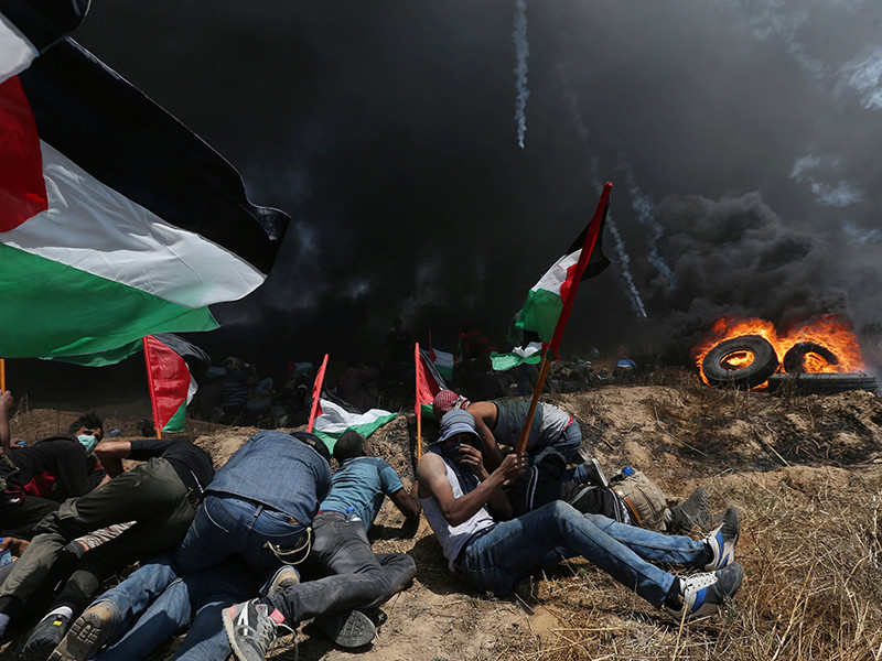 На границе сектора Газы и Израиля происходят массовые столкновения между палестинцами и израильскими военнослужащими в преддверии открытия посольства США в Иерусалиме