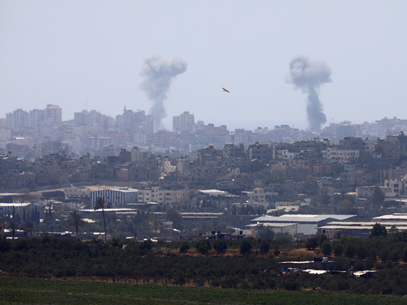В ответ на утренний обстрел самолеты израильских ВВС атаковали "объект сопротивления" около палестинского лагеря беженцев Нусейрат в центральной части сектора Газа