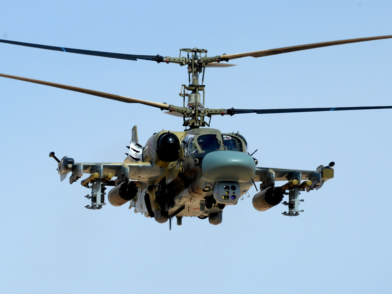 Вертолет Ка-52 "Аллигатор" во время боевой операции в окрестностях освобожденного от боевиков города Эль-Карьятейн, апрель 2016 года