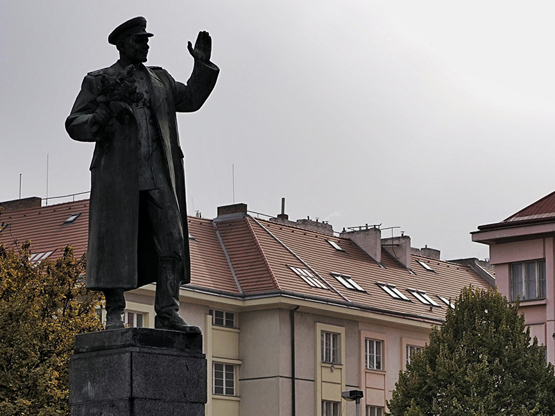 Полиция Праги расследует нападение вандалов на памятник советскому маршалу И. С. Коневу, установленный в городе