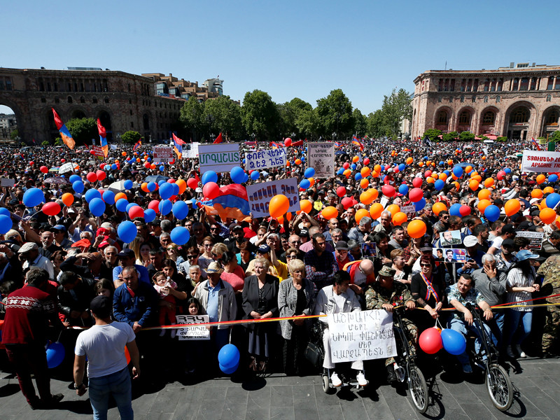 Сотни людей с раннего утра собираются на площади Республики в центре Еревана, где пройдет прямая трансляция специального заседания парламента
