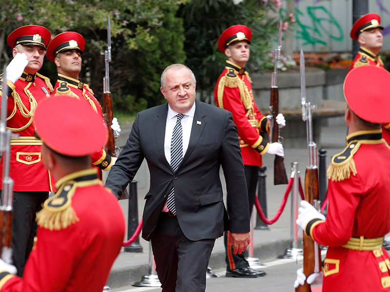 Президент Грузии Георгий Маргвелашвили в субботу на церемонии в центре Тбилиси поздравил грузинский народ с Днем независимости, отметив, что это касается и соотечественников из Абхазии и Южной Осетии

