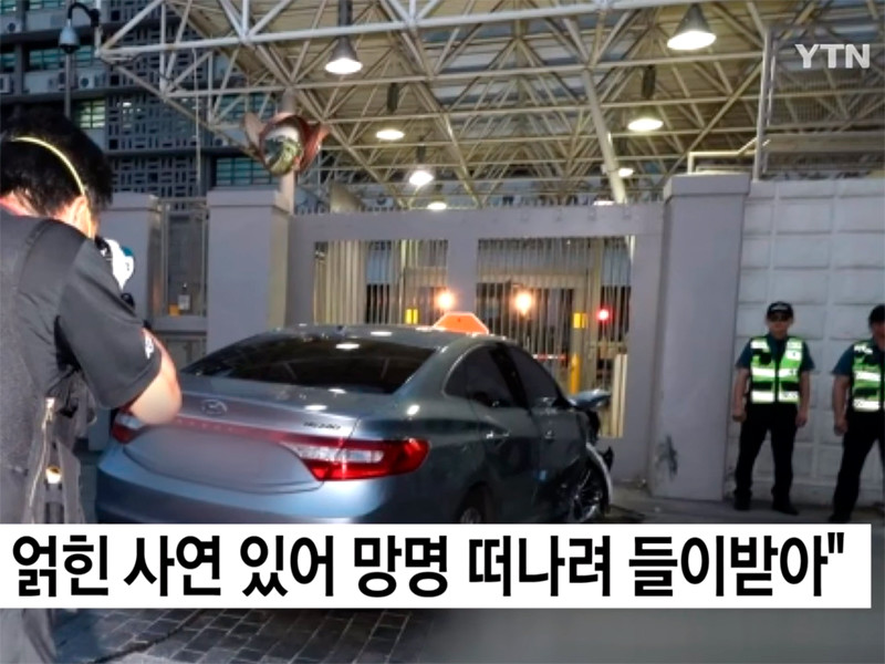 В Сеуле управлявший автомобилем чиновник протаранил ворота посольства США, чтобы просить политического убежища