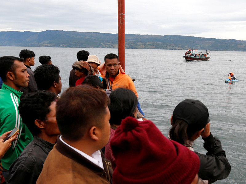 На острове Суматра в Индонезии спасатели ищут тела пассажиров судна, затонувшего на озере Тоба. Этот водоем образовался в крупнейшей в мире кальдере - впадине над жерлом супервулкана Тоба